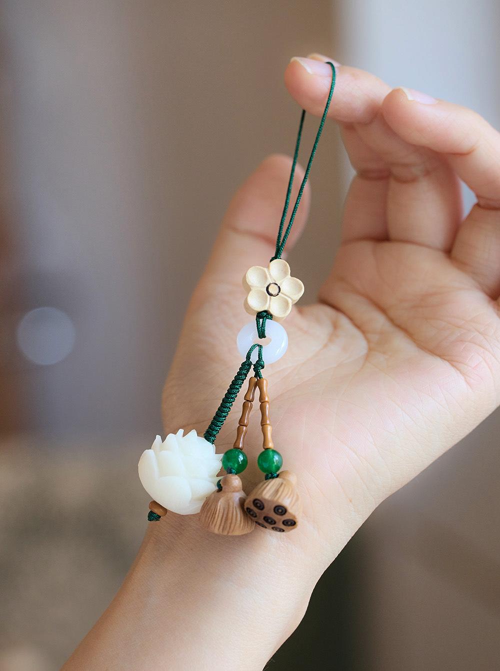 Bodhi Root Lotus Car Keychain Pendant Peach Wood Lotus Pod Cute Exquisite Phone Chain Small Pendant Unisex Hanging Ornament