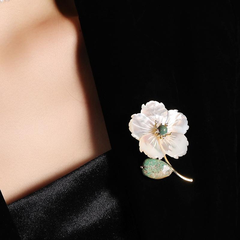 High-end Natural Mother-of-Pearl Shell Peach Blossom Brooch Emperor Stone Elegant Coat Pin