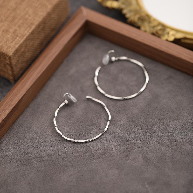 Minimalist Style Large Plain Hoop Light Luxury Ear Clips No Piercing Elegant European and American Metal High-end Design Versatile Earrings for Women Trendy