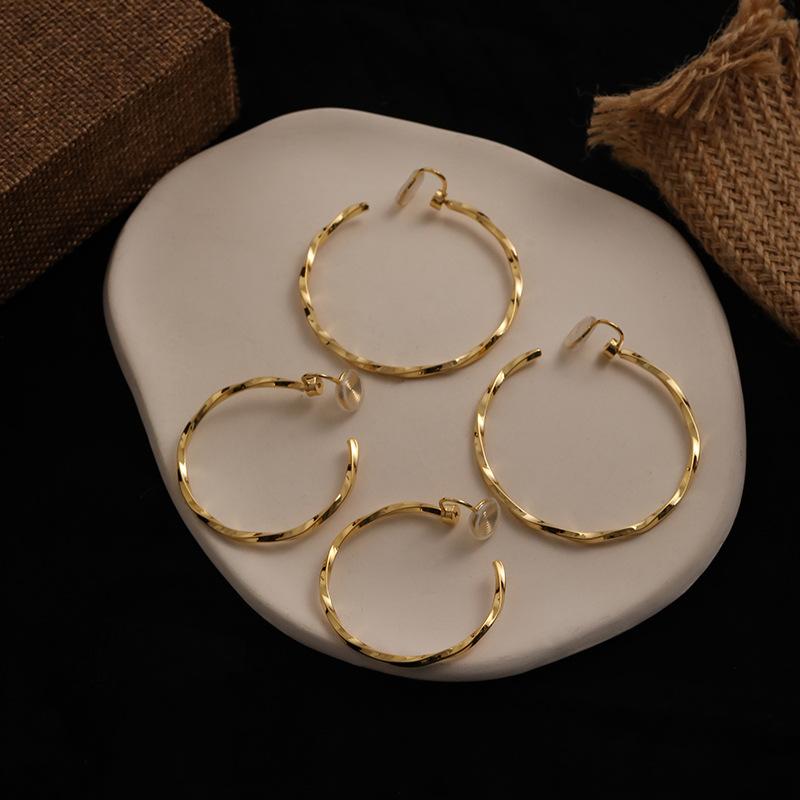 Minimalist Style Large Plain Hoop Light Luxury Ear Clips No Piercing Elegant European and American Metal High-end Design Versatile Earrings for Women Trendy