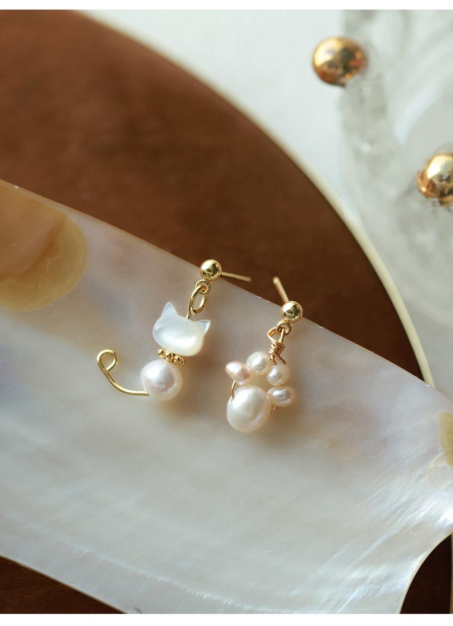 Sweet Cat Earrings New Hot Style Cute Pearl Cat Paw Earrings Non-Pierced Mosquito Coil Ear Clips for Women