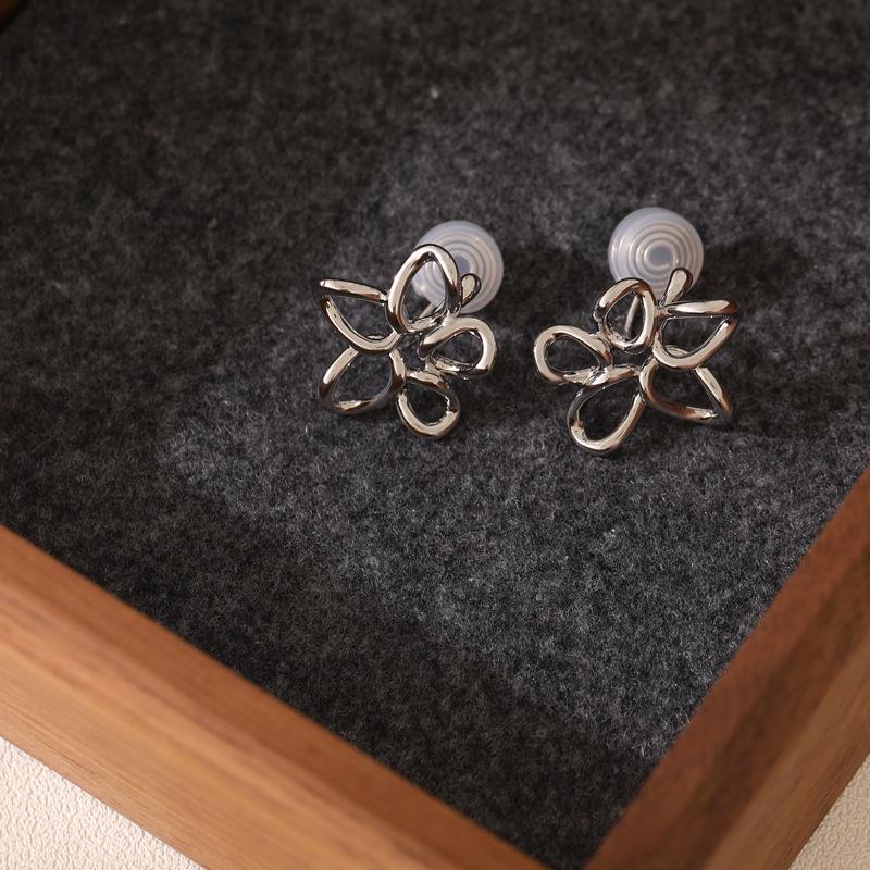 Non-Pierced Ear Clips Monet Garden Hollow Flower Earrings Fashion French Style Elegant Girl Versatile Simple Light Luxury Ear Clips