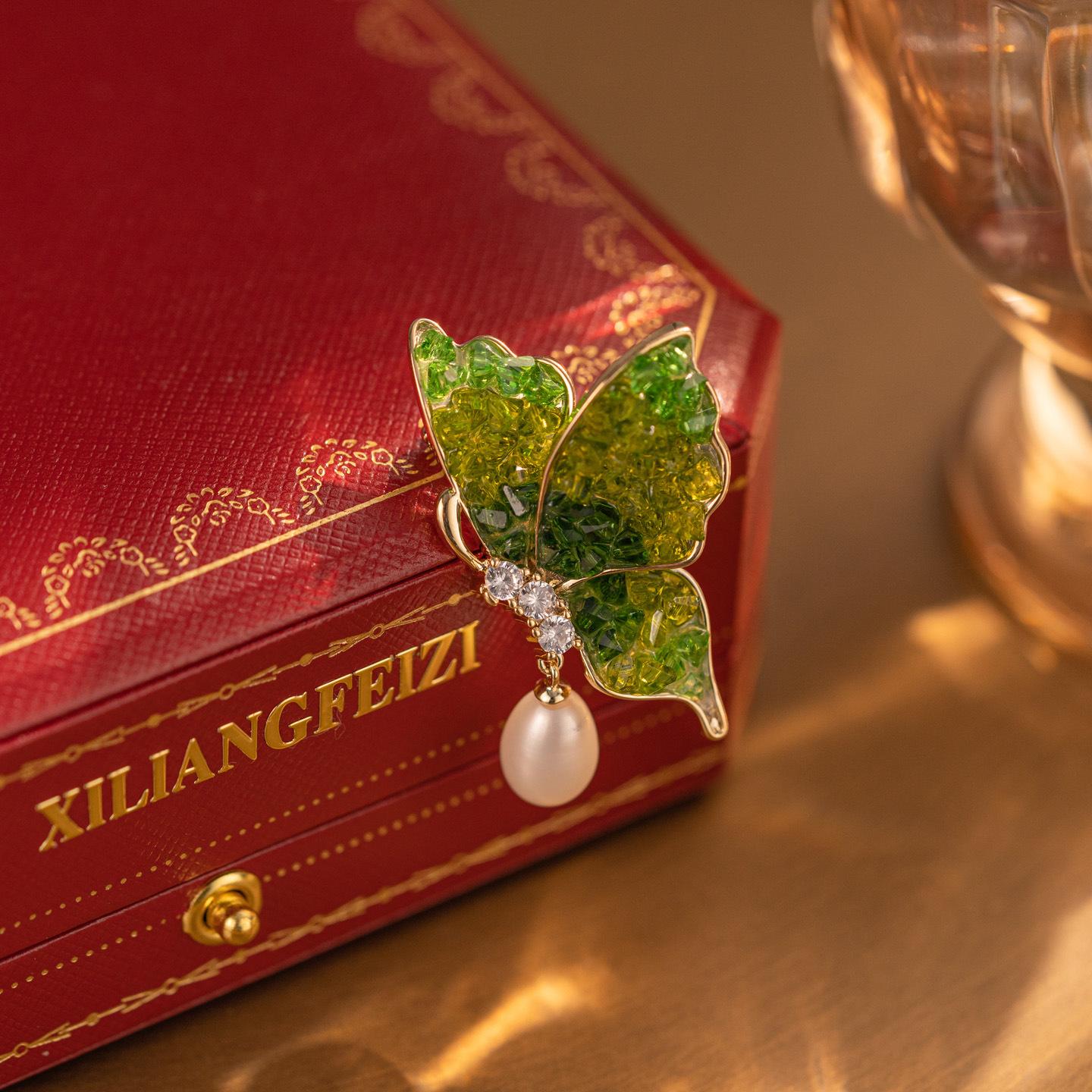 Fashion High-End Natural Freshwater Pearl Brooch Green Crystal Butterfly Brooch Accessory Versatile Pin
