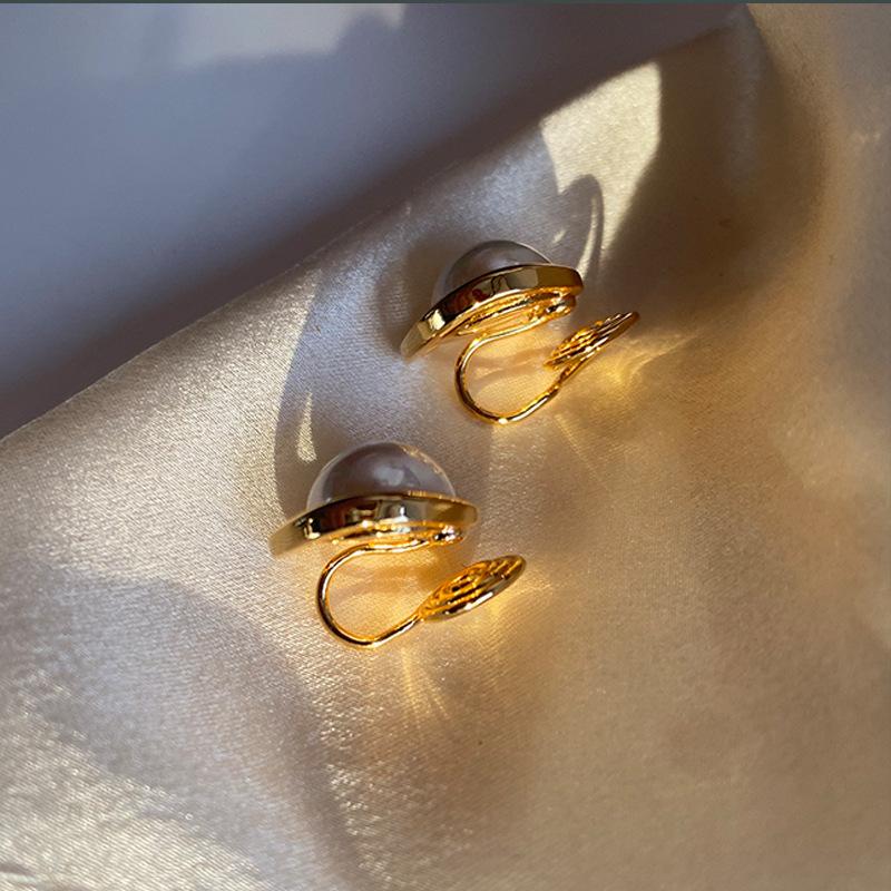 Iridescent Pearl Painless Earrings Unique Elegant High-end Simple Painless Mosquito Coil Ear Clips for Women Without Pierced Ears New Style