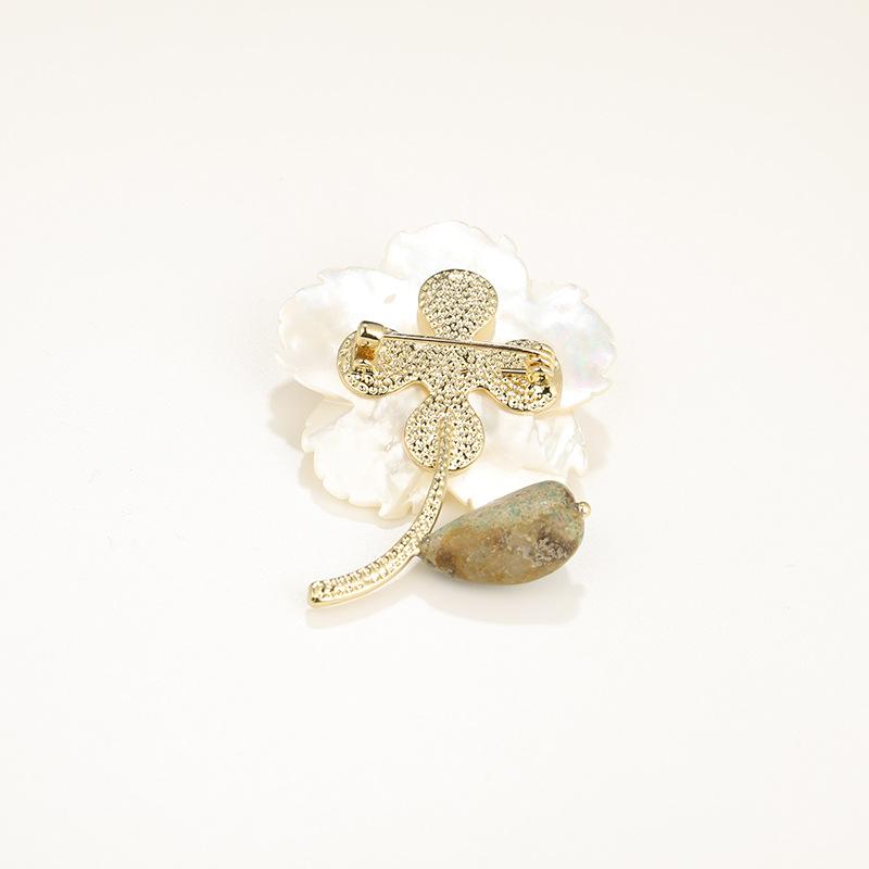 High-end Natural Mother-of-Pearl Shell Peach Blossom Brooch Emperor Stone Elegant Coat Pin