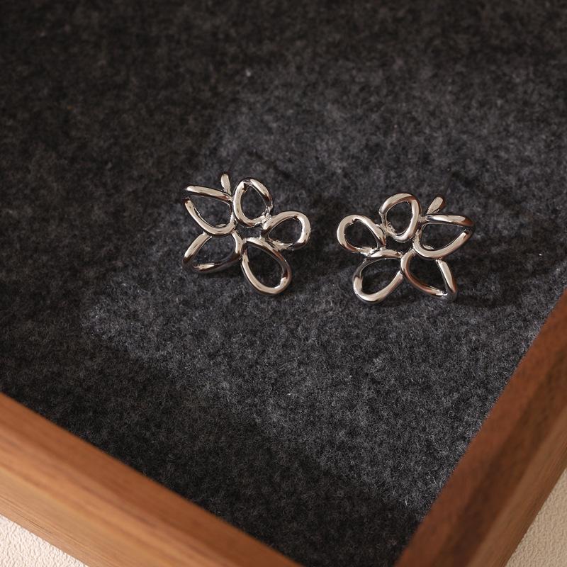 Non-Pierced Ear Clips Monet Garden Hollow Flower Earrings Fashion French Style Elegant Girl Versatile Simple Light Luxury Ear Clips