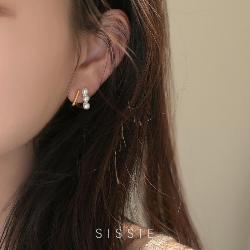 New Three Pearl Clip-On Earrings High-End Niche Mosquito Coil Ear Jewelry Non-Pierced Women's Earrings Studs Autumn Winter Accessories