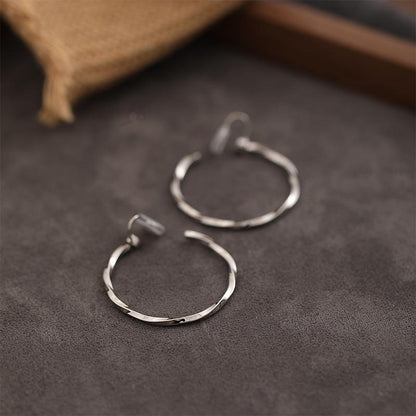 Minimalist Style Large Plain Hoop Light Luxury Ear Clips No Piercing Elegant European and American Metal High-end Design Versatile Earrings for Women Trendy
