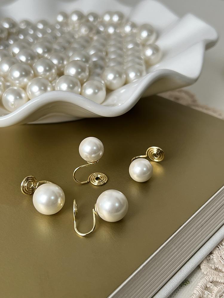 Non-Pierced Ear Clips French Retro High Gloss Pearl High-End Feel Women Mosquito Coil Disc Earrings Light Luxury Small Light Bulb New Trend