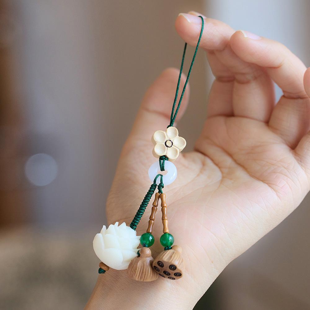 Bodhi Root Lotus Car Keychain Pendant Peach Wood Lotus Pod Cute Exquisite Phone Chain Small Pendant Unisex Hanging Ornament