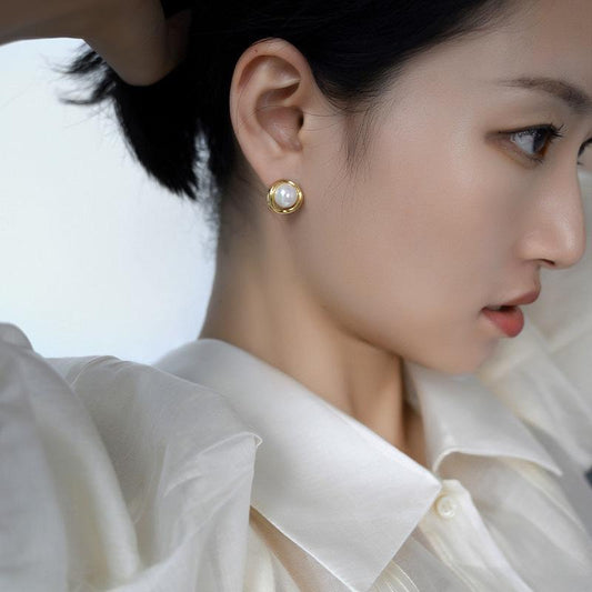 Iridescent Pearl Painless Earrings Unique Elegant High-end Simple Painless Mosquito Coil Ear Clips for Women Without Pierced Ears New Style