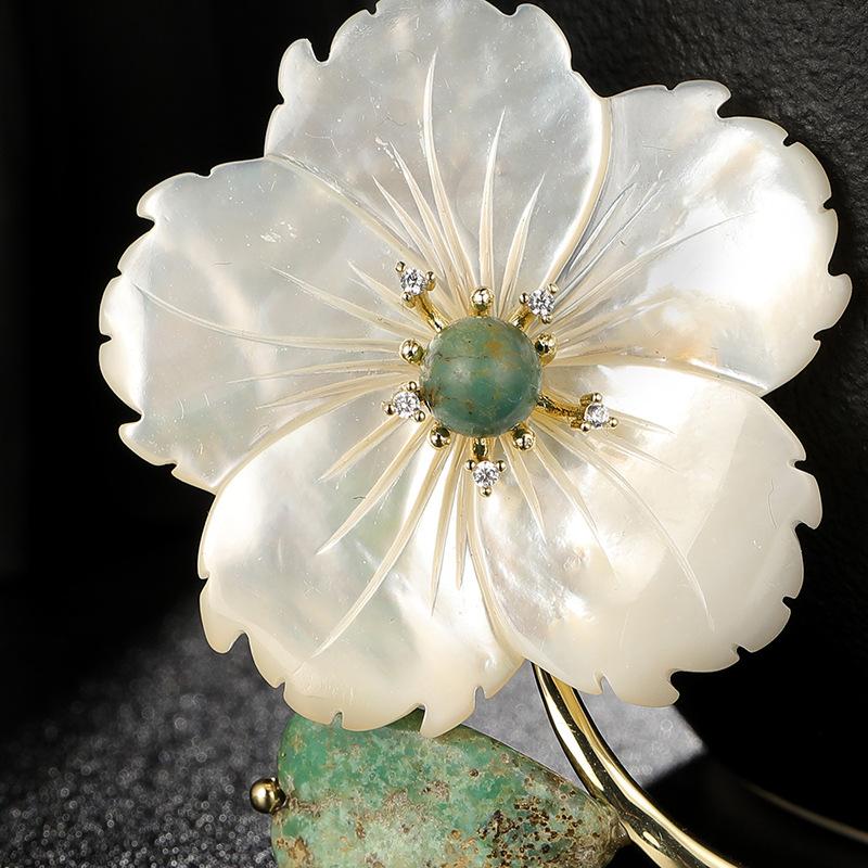 High-end Natural Mother-of-Pearl Shell Peach Blossom Brooch Emperor Stone Elegant Coat Pin