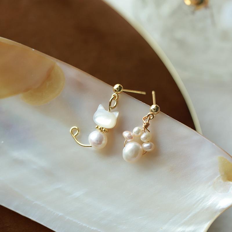Sweet Cat Earrings New Hot Style Cute Pearl Cat Paw Earrings Non-Pierced Mosquito Coil Ear Clips for Women