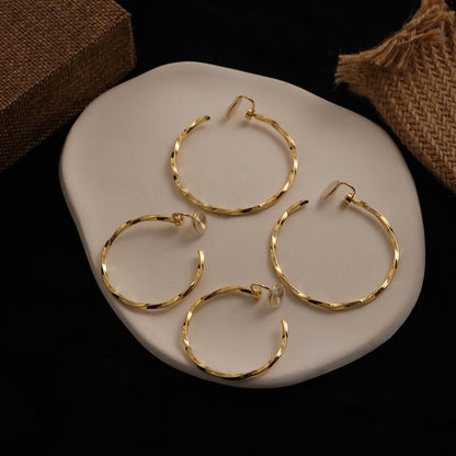 Minimalist Style Large Plain Hoop Light Luxury Ear Clips No Piercing Elegant European and American Metal High-end Design Versatile Earrings for Women Trendy