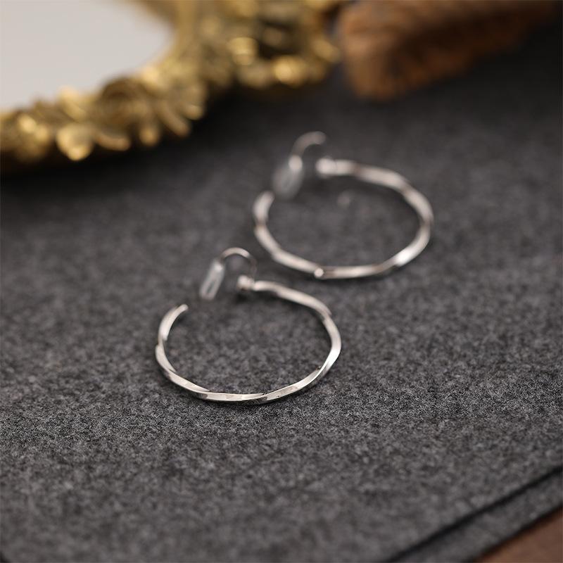 Minimalist Style Large Plain Hoop Light Luxury Ear Clips No Piercing Elegant European and American Metal High-end Design Versatile Earrings for Women Trendy