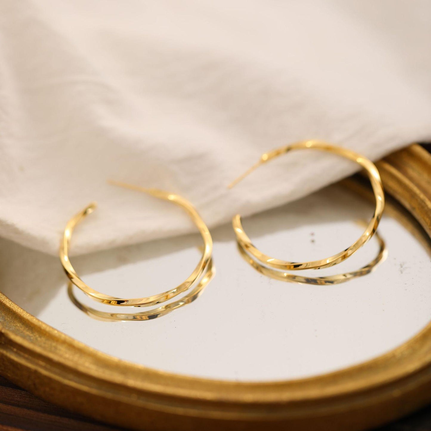 Minimalist Style Large Plain Hoop Light Luxury Ear Clips No Piercing Elegant European and American Metal High-end Design Versatile Earrings for Women Trendy