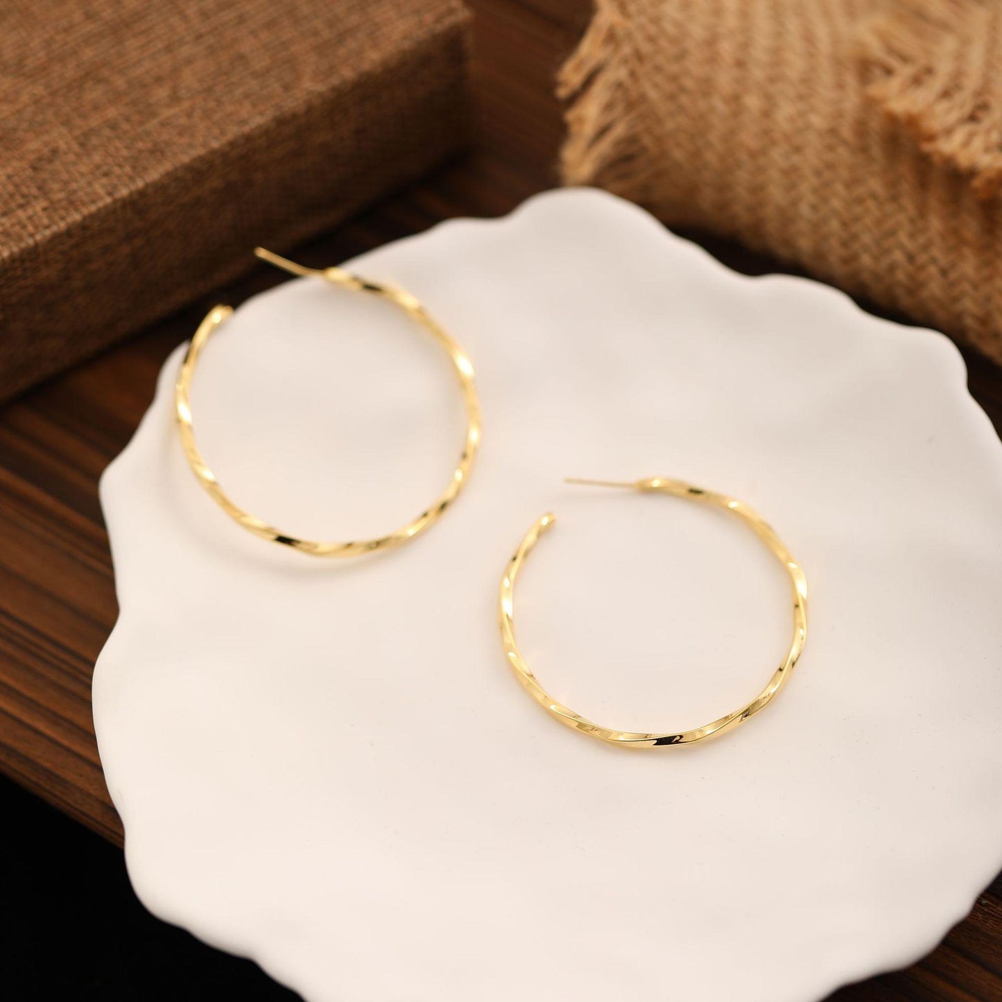 Minimalist Style Large Plain Hoop Light Luxury Ear Clips No Piercing Elegant European and American Metal High-end Design Versatile Earrings for Women Trendy