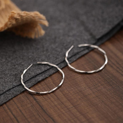 Minimalist Style Large Plain Hoop Light Luxury Ear Clips No Piercing Elegant European and American Metal High-end Design Versatile Earrings for Women Trendy