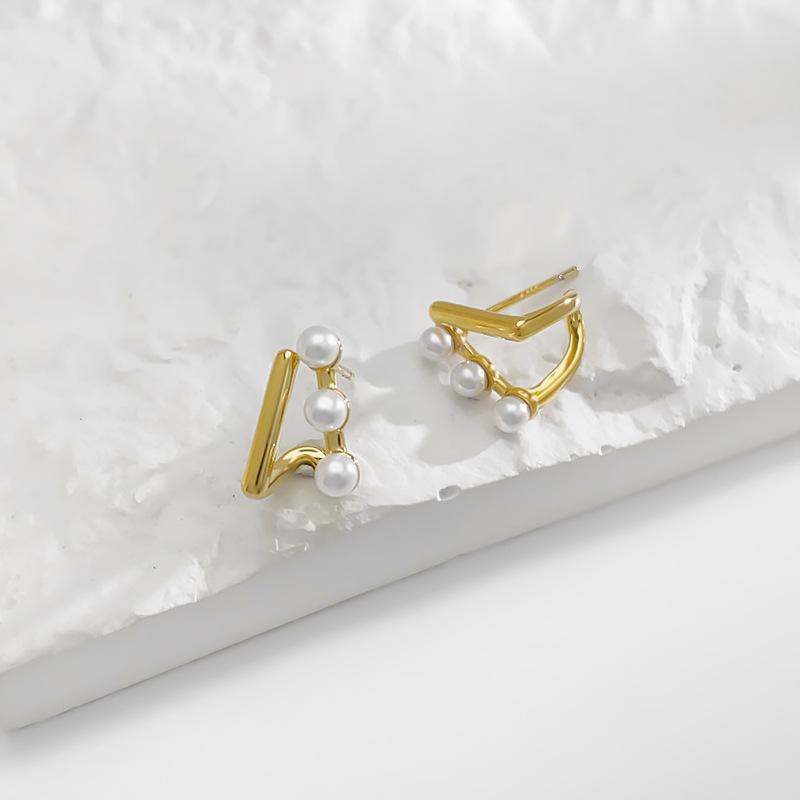 New Three Pearl Clip-On Earrings High-End Niche Mosquito Coil Ear Jewelry Non-Pierced Women's Earrings Studs Autumn Winter Accessories