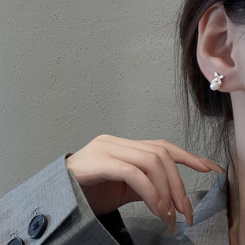 Non-Pierced Pearl Cross Mosquito Coil Ear Clip for Women, Internet Celebrity Ins Style, Small and Versatile Zircon, High-End Feel, Non-Pierced