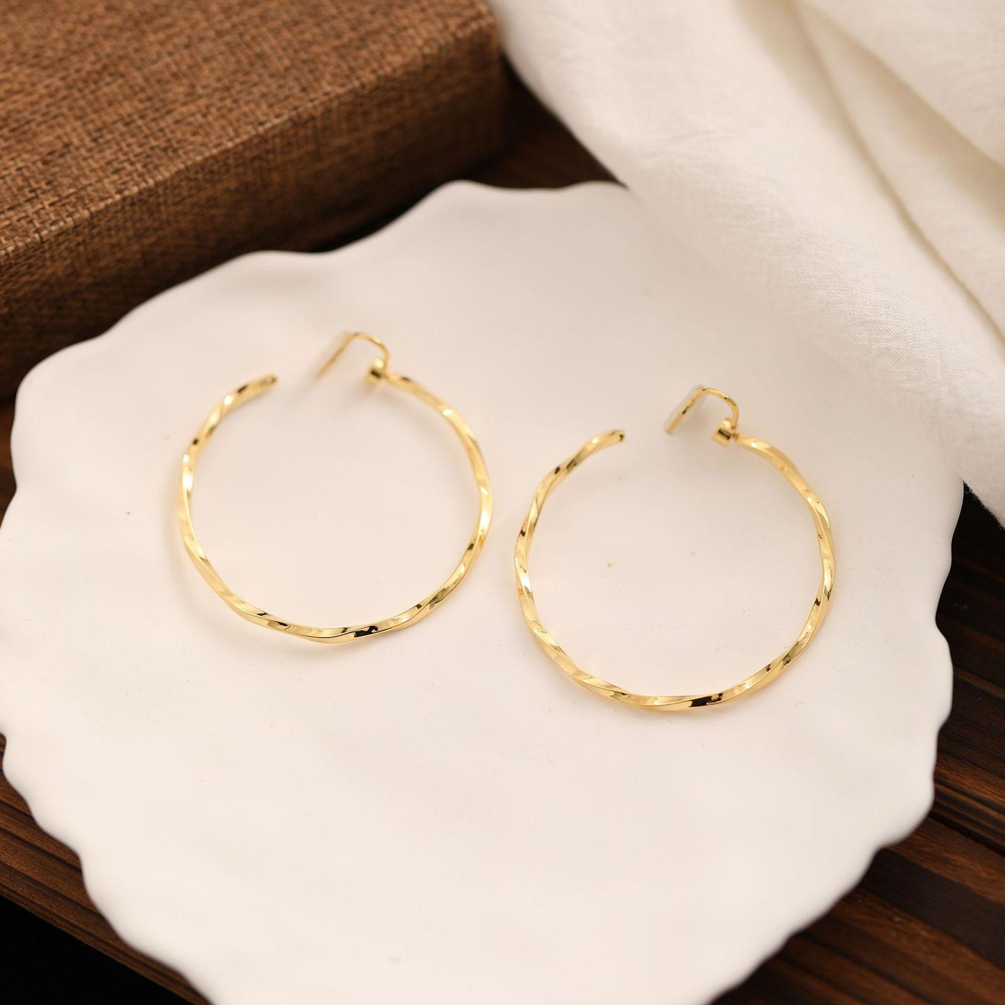 Minimalist Style Large Plain Hoop Light Luxury Ear Clips No Piercing Elegant European and American Metal High-end Design Versatile Earrings for Women Trendy