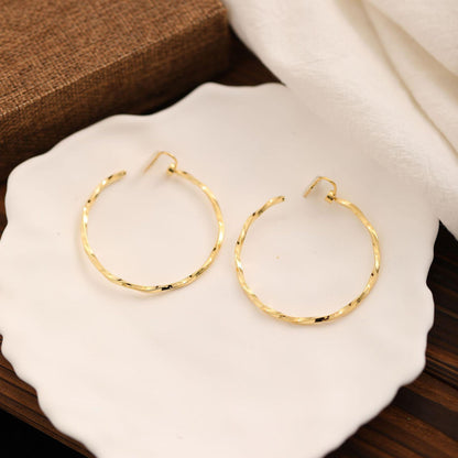 Minimalist Style Large Plain Hoop Light Luxury Ear Clips No Piercing Elegant European and American Metal High-end Design Versatile Earrings for Women Trendy