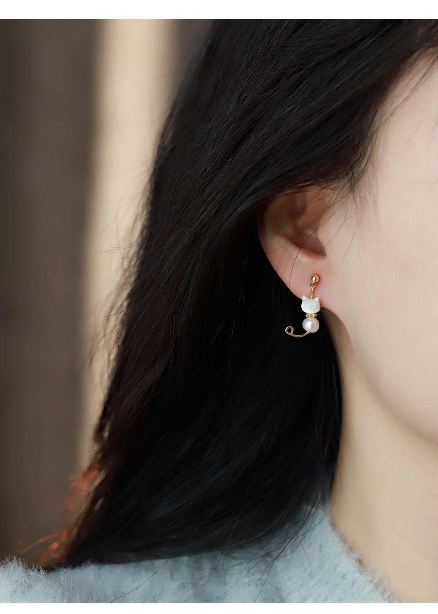 Sweet Cat Earrings New Hot Style Cute Pearl Cat Paw Earrings Non-Pierced Mosquito Coil Ear Clips for Women