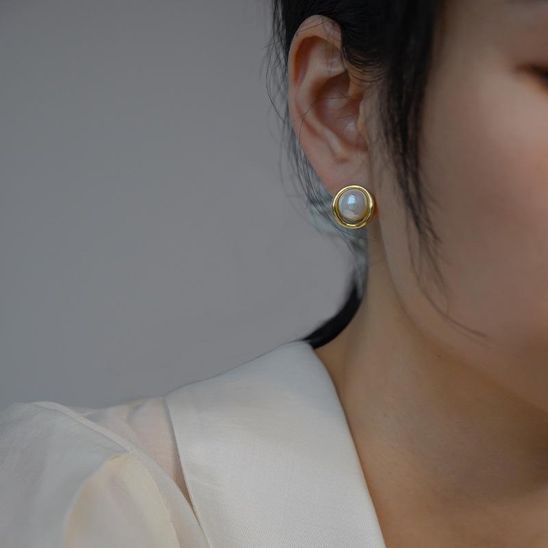 Iridescent Pearl Painless Earrings Unique Elegant High-end Simple Painless Mosquito Coil Ear Clips for Women Without Pierced Ears New Style