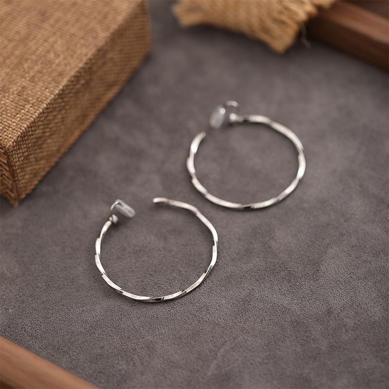 Minimalist Style Large Plain Hoop Light Luxury Ear Clips No Piercing Elegant European and American Metal High-end Design Versatile Earrings for Women Trendy
