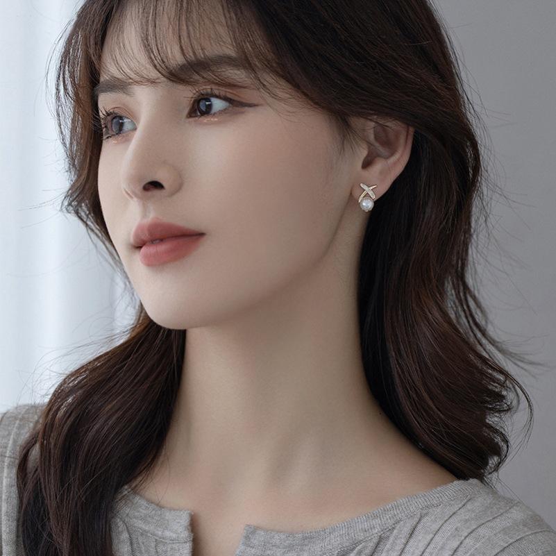 Non-Pierced Pearl Cross Mosquito Coil Ear Clip for Women, Internet Celebrity Ins Style, Small and Versatile Zircon, High-End Feel, Non-Pierced