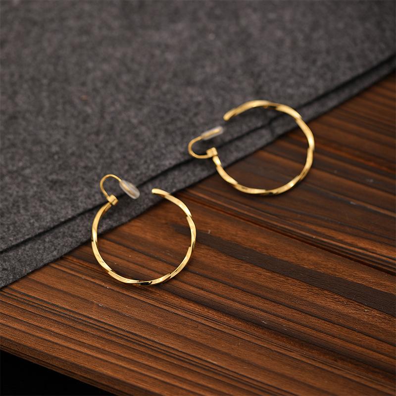Minimalist Style Large Plain Hoop Light Luxury Ear Clips No Piercing Elegant European and American Metal High-end Design Versatile Earrings for Women Trendy