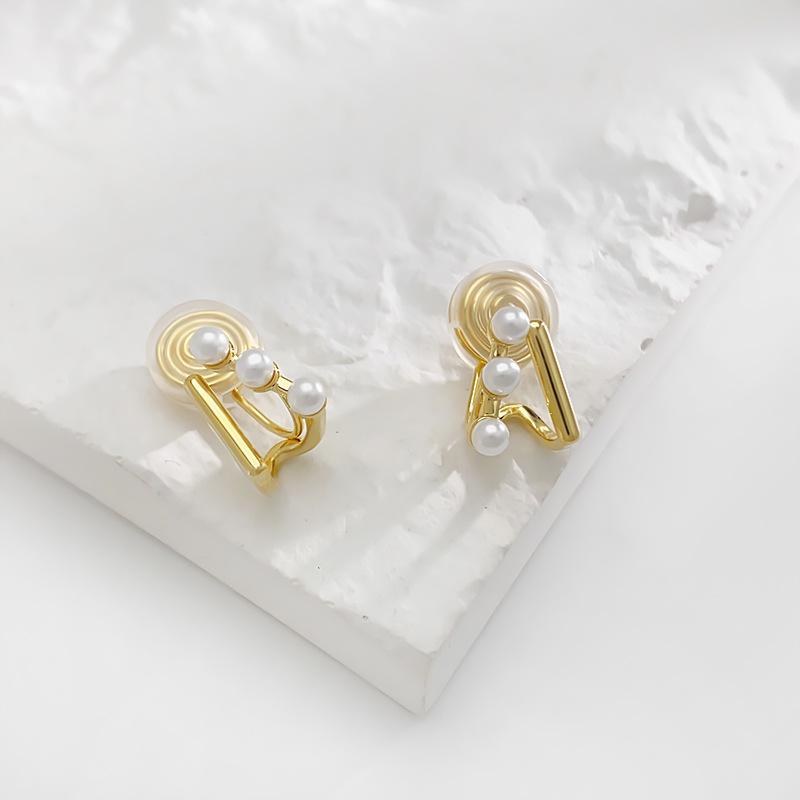New Three Pearl Clip-On Earrings High-End Niche Mosquito Coil Ear Jewelry Non-Pierced Women's Earrings Studs Autumn Winter Accessories